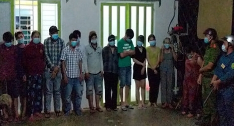 Tụ tập 13 người cố thủ trong nhà, 5 người dương tính ma túy